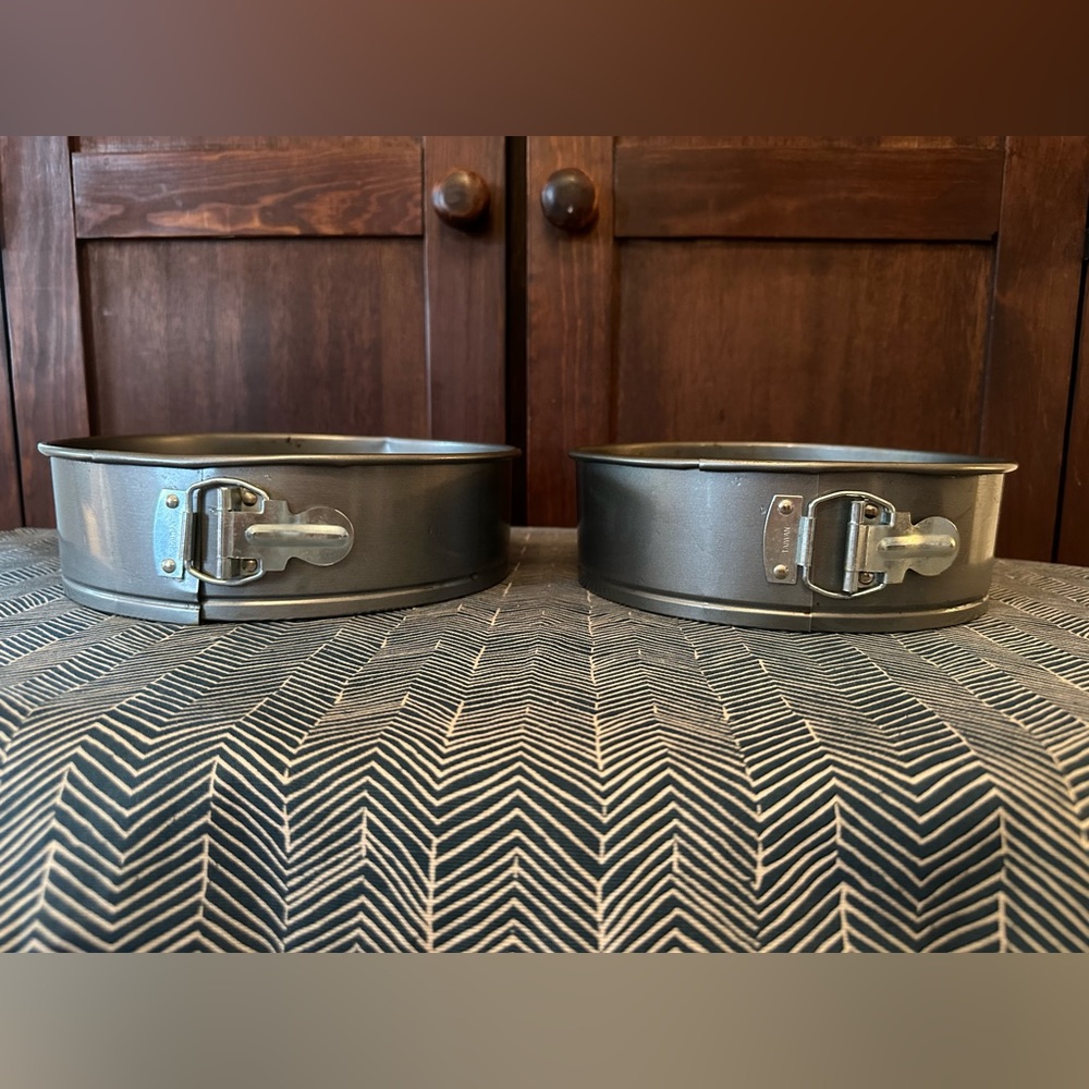 Two Martha Stewart Cake Pans : Nonstick 🤎